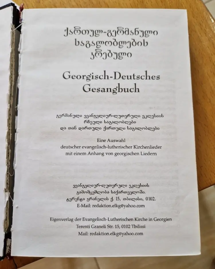 In den Gottesdiensten der ELKG wird aus dem Russisch-Deutschen und aus dem Georgisch-Deutschen Gesangbuch gesungen – die erste Strophe immer auf Deutsch, obwohl viele kein Deutsch verstehen. Aber die Erinnerung an die deutschen Wurzeln der Kirche ist den meisten wichtig.