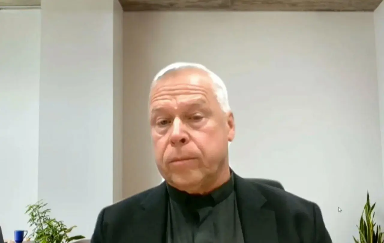 Kirchenrat Klaus Rieth bei seinem Bericht über Menschen in Verfolgungssituationen.