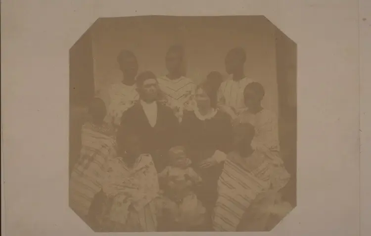 Das Ehepaar Widmann hatte elf Kinder, darunter Tochter Rösle (vorne Mitte) - und sich auch vieler Kinder vor Ort angenommen.