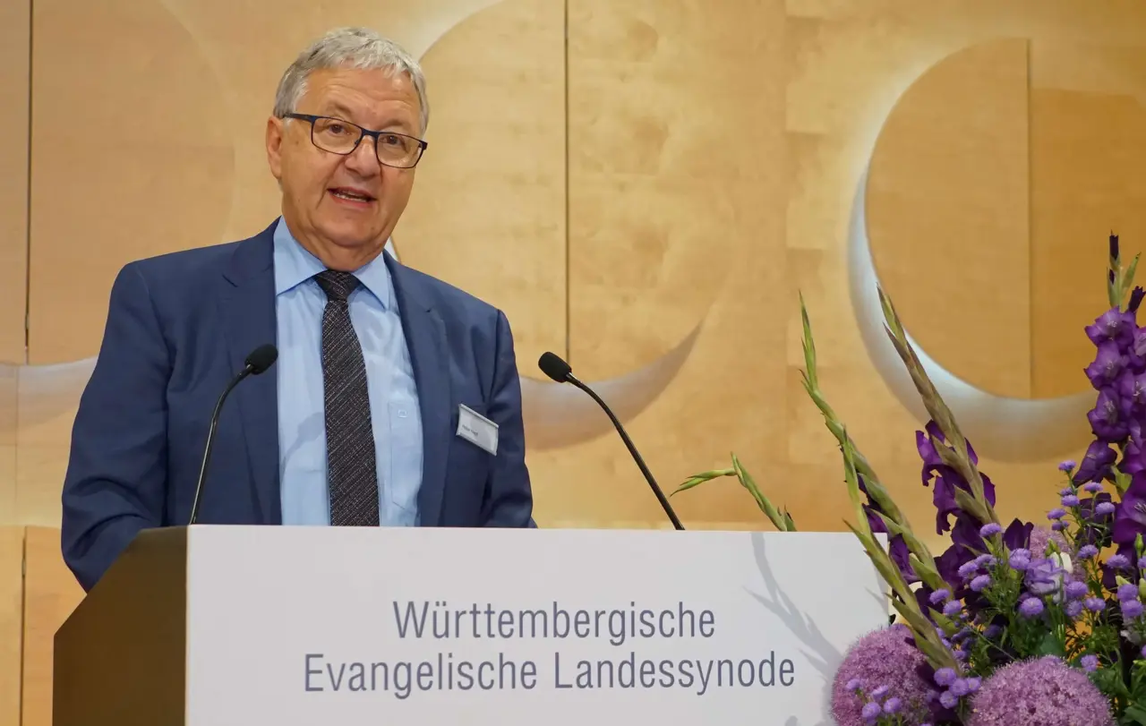 Hellger Koepff, Vorsitzender des Theologischen Ausschusses, spricht zum Abendmahl in medialer Form.