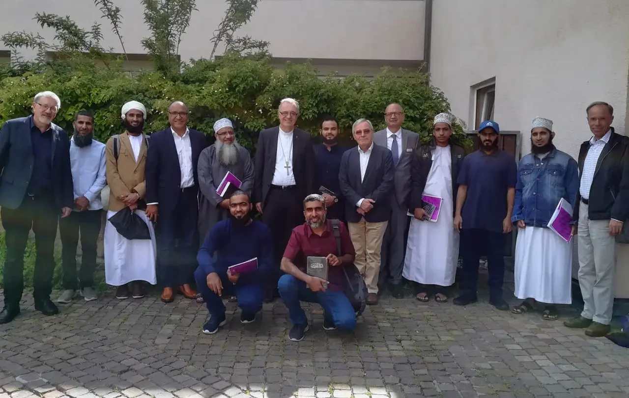 Landesbischof Dr. h. c. Frank Otfried July empfing die omanischen Studenten im Oberkirchenrat in Stuttgart.