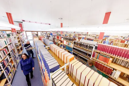 Über 550 Ortsfamilienbücher und Kirchenführer aus Baden und Württemberg sind in Stuttgart-Möhringen jetzt zentral zugänglich.