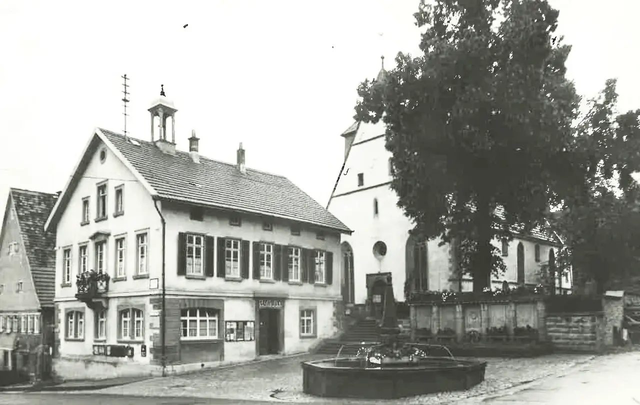 Rathaus und Kirche von Haiterbach.