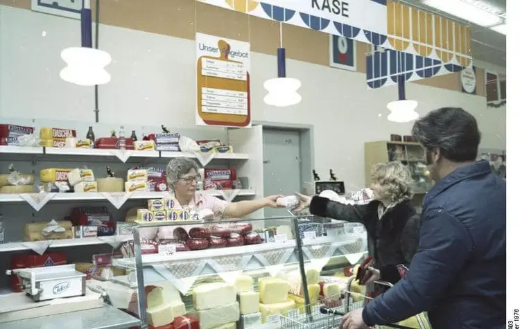 Eine DDR-Kaufhalle in der Pappelallee in Ost-Berlin.