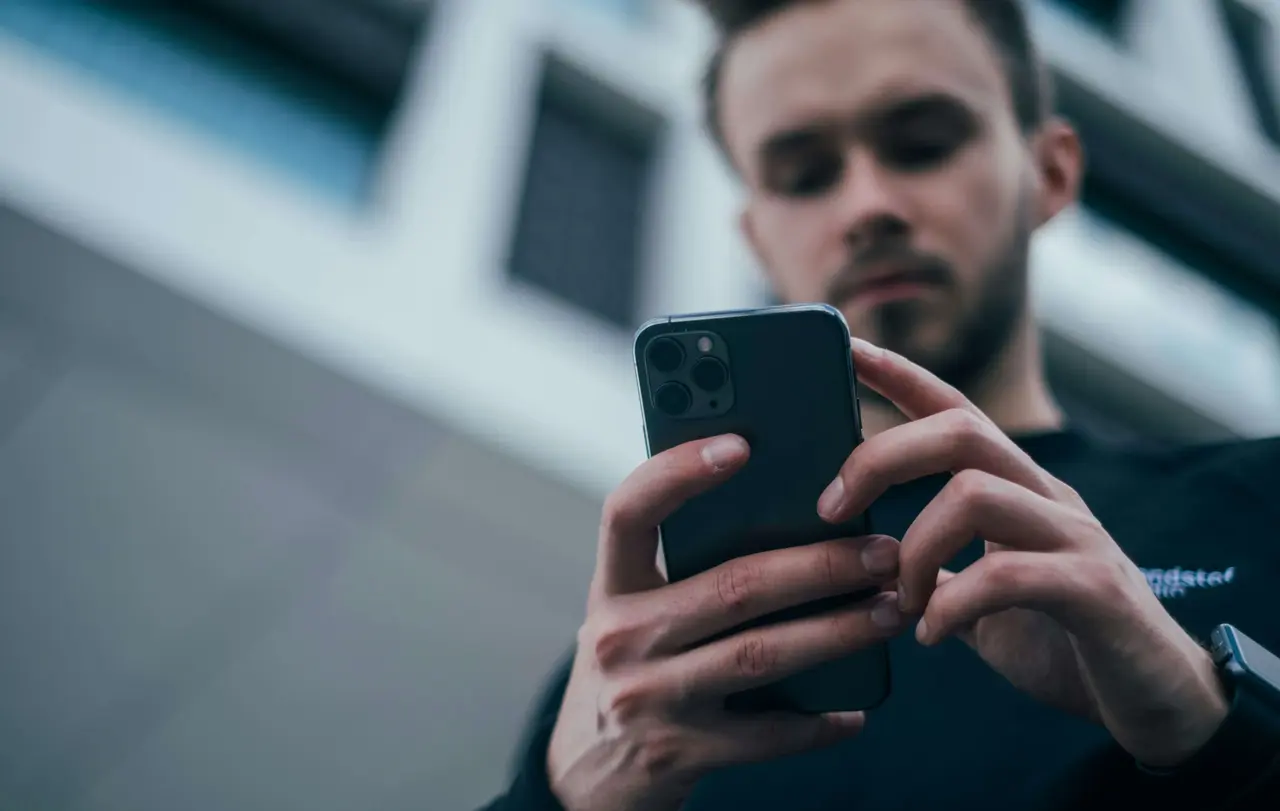 Wer in der TelefonSeelsorge mitarbeiten möchte, sollte die Bereitschaft mitbringen, geduldig zuzuhören.