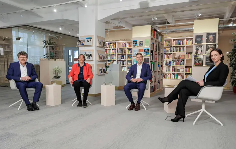 Ernst-Wilhelm Gohl, Dr. Viola Schrenk und Gottfried Heinzmann mit Moderatiorin Heidrun Lieb (v.l.n.r.).