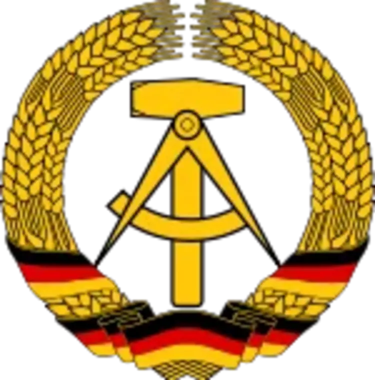 Das DDR-Staatswappen: Hammer und Zirkel, von einem Ährenkranz umfasst.