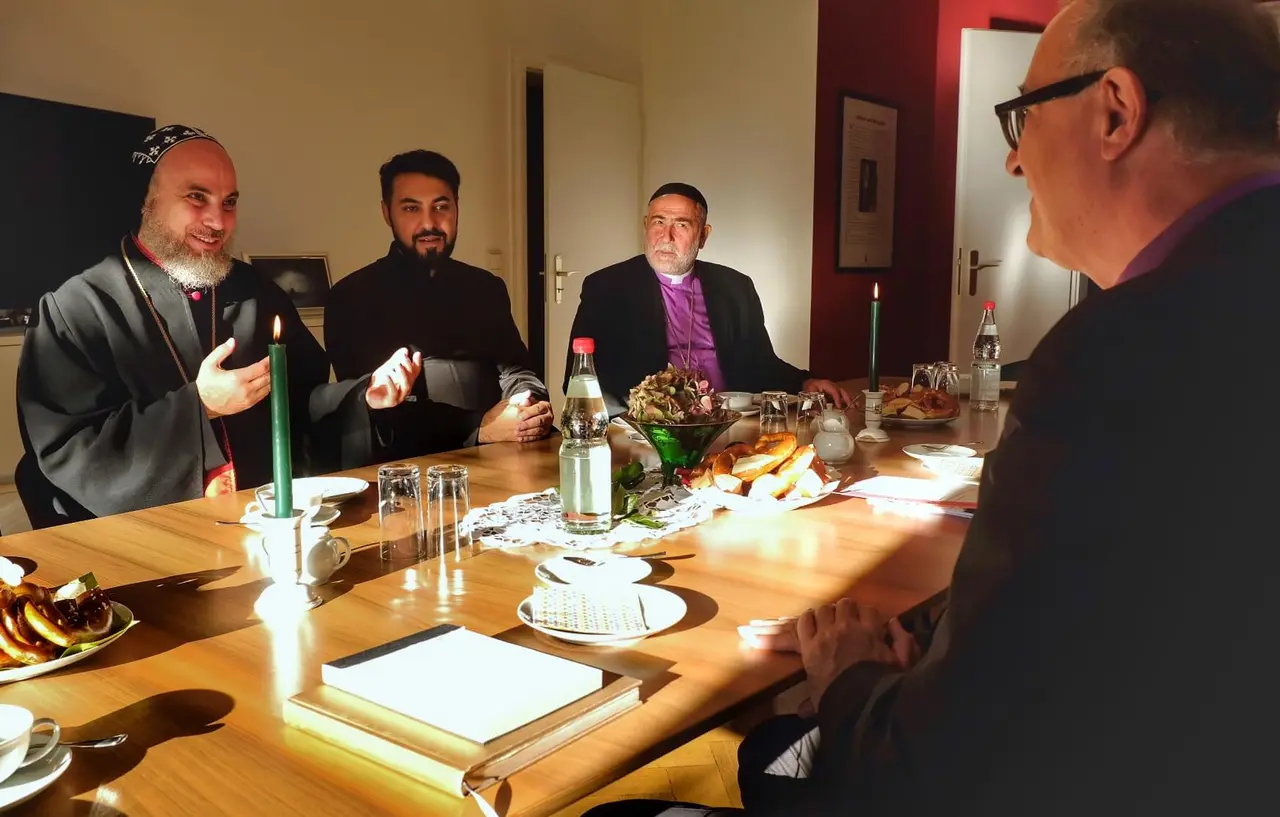 Im Gespräch vertieft: Erzbischof Mattias Nayis und Landesbischof July