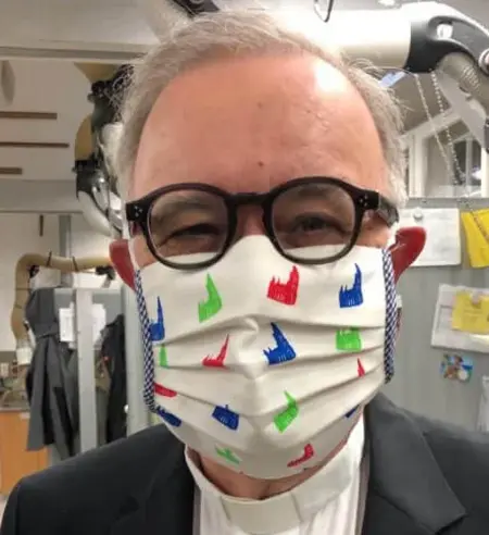 Mundschutzmaske mit dem Ulmer Münster: Die erste der limitierten Auflage erhielt Landesbischof July.