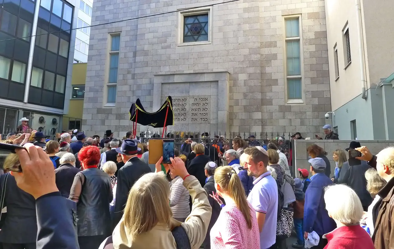 Die im Stuttgarter Rathaus vollendete Torarolle trifft in der Synagoge ein.