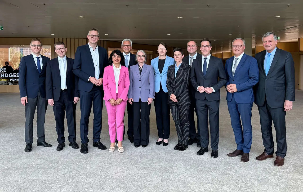 Oberkirchenrätin Prof. Dr. Annette Noller (6. v. l.) nach der Wahl mit Dr. Jens Hofmann (1. v. l. ), Dr. Daniel O'Sullivan (2. v. l.), Andreas Schwarz (Fraktionsvorsitzender Grüne, 3. v. l.), Landtagspräsidentin Muhterem Aras (4. v. l.), Gunter Czisch (5. v. l.), Prof. Dr. Silja Vöneky (6. v. r.), Fruzsina Molnár-Gábor (5. v. r.), Manuel Hagel (Fraktionsvorsitzender CDU, 3. v. r.), Andreas Stoch (Fraktionsvorsitzender SPD, 2. v. r.), Dr. Hans-Ulrich Rülke (Fraktionsvorsitzender FDP/DVP, 1. v. r.)