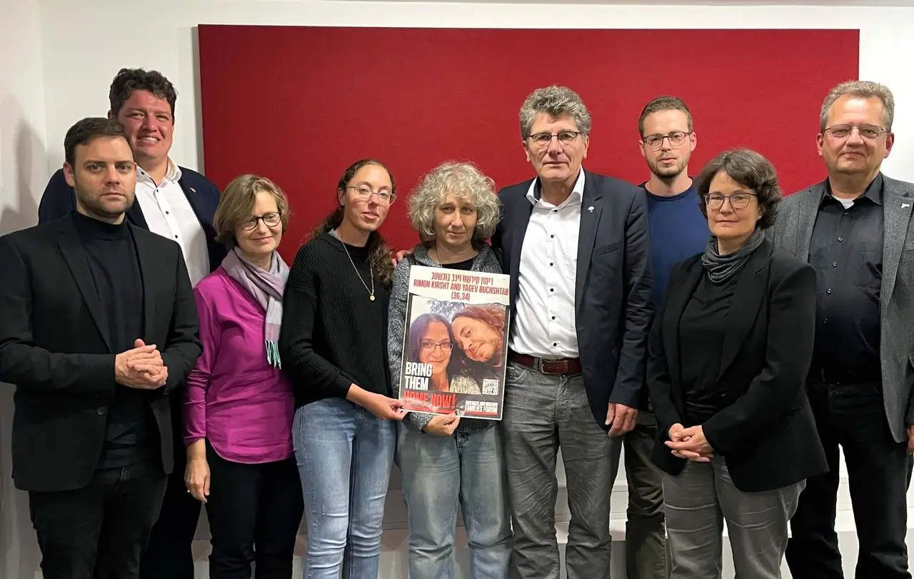 v. l. n. r: Florian Wahl und Michael Joukov (Mitglieder des Landtags von Baden-Württemberg), Personaldezernentin Kathrin Nothacker, Nufar Buchshtab (Schwester des Entführten), Ofra Raz(Freundin des Entführten), Landesbischof Ernst-Wilhelm Gohl, Yuval Buchshtab (Bruder des Entführten), Kirchenrätin Dr. Christine Keim, Dr. Uwe Gräbe, Nahost-Referent von Evangelische Mission in Solidarität (EMS)