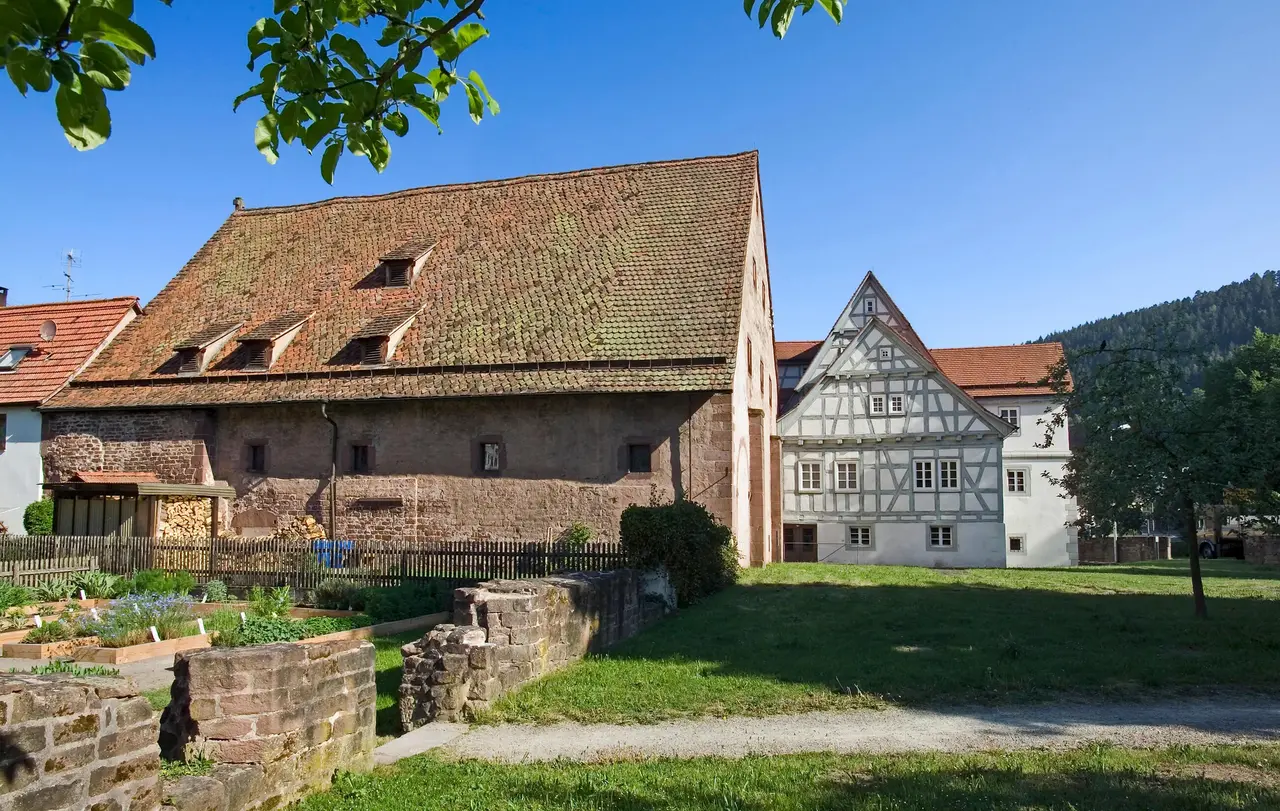 Die Aureliuskirche (links im Bild) ist eines der vollständig erhaltenen Gebäude des Klosters.