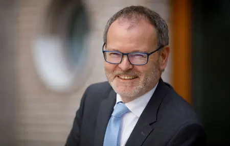 Direktor Stefan Werner Stefan Werner ist Direktor im Oberkirchenrat und juristischer Stellvertreter von Landesbischof Dr. h. c. Frank Otfried July.