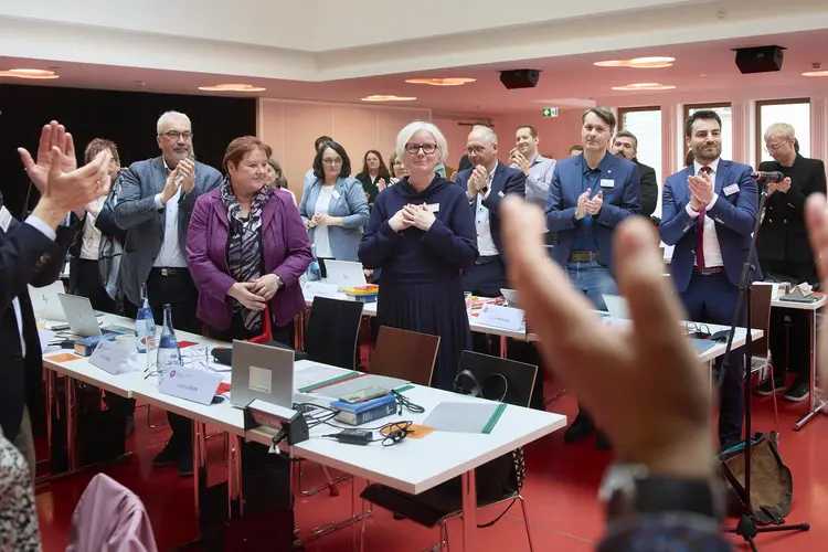 Sabine Foth nach ihrer Wahl zur Synodalpräsidentin Sabine Foth wurde zur Präsidentin der 17. Württembergischen Evangelischen Landessynode gewählt