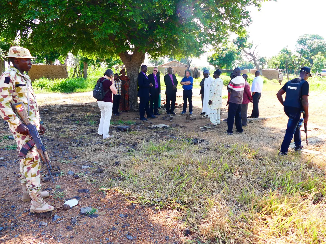 Dowaya im Nordosten Nigerias - Landesbischof July spricht mit Überlebenden eines Anschlags