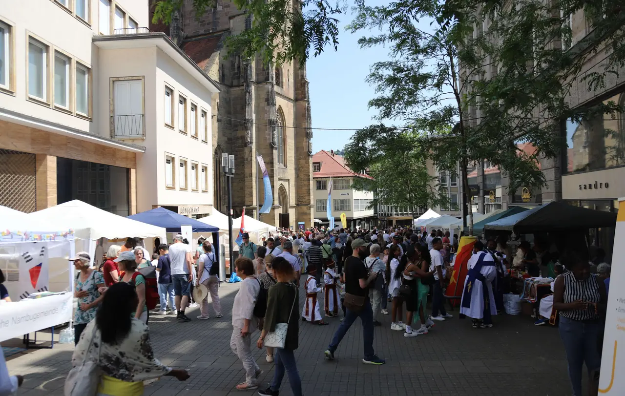Am Tag der weltweiten Kirche stellen sich in den Straßen rund um die Stuttgarter Stiftskirche Gemeinden aus vielen Ländern und Kulturen vor.
