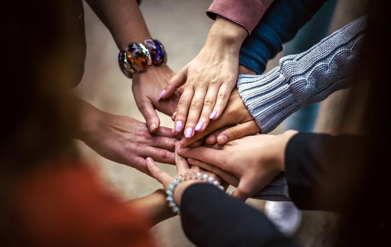 Ehrenamtliche erfüllen wichtige Funktionen in vielen Bereichen kirchlicher Arbeit.