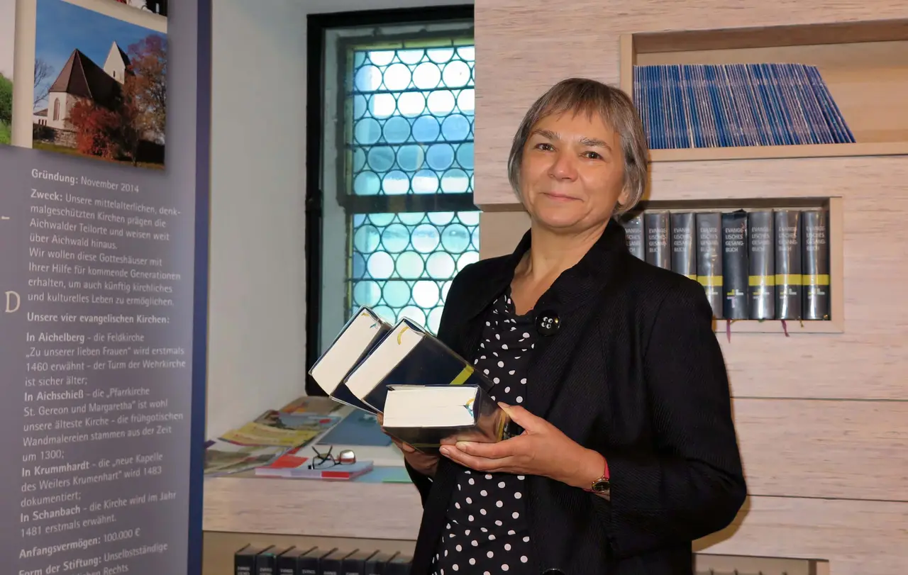 Eine freundliche Begrüßung ist wichtig: Margitta Hergert empfängt die Gottesdienstbesucher in Schanbach mit Gesangbüchern