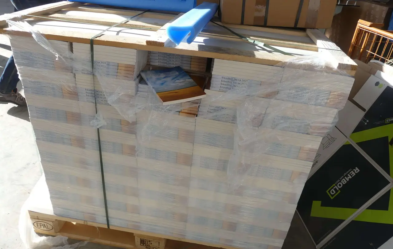 Auch Losungsbücher waren Anfang Februar Teil der Ladung.