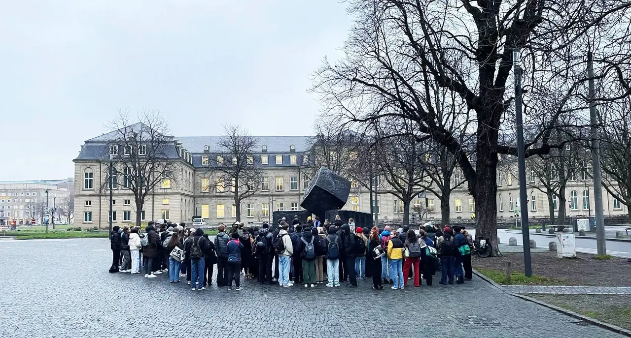 Jedes Jahr hält das evangelische Mörike-Gymnasium am Mahnmal für die Opfer des Nationalsozialismus in Stuttgart eine Andacht zum Holocaust-Gedenktag ab.