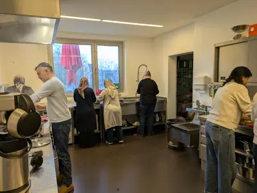 VerständigungsOrt Internationales Frühstück Neugereut - Vorbereitung Bei der Vorbereitung des Frühstücks