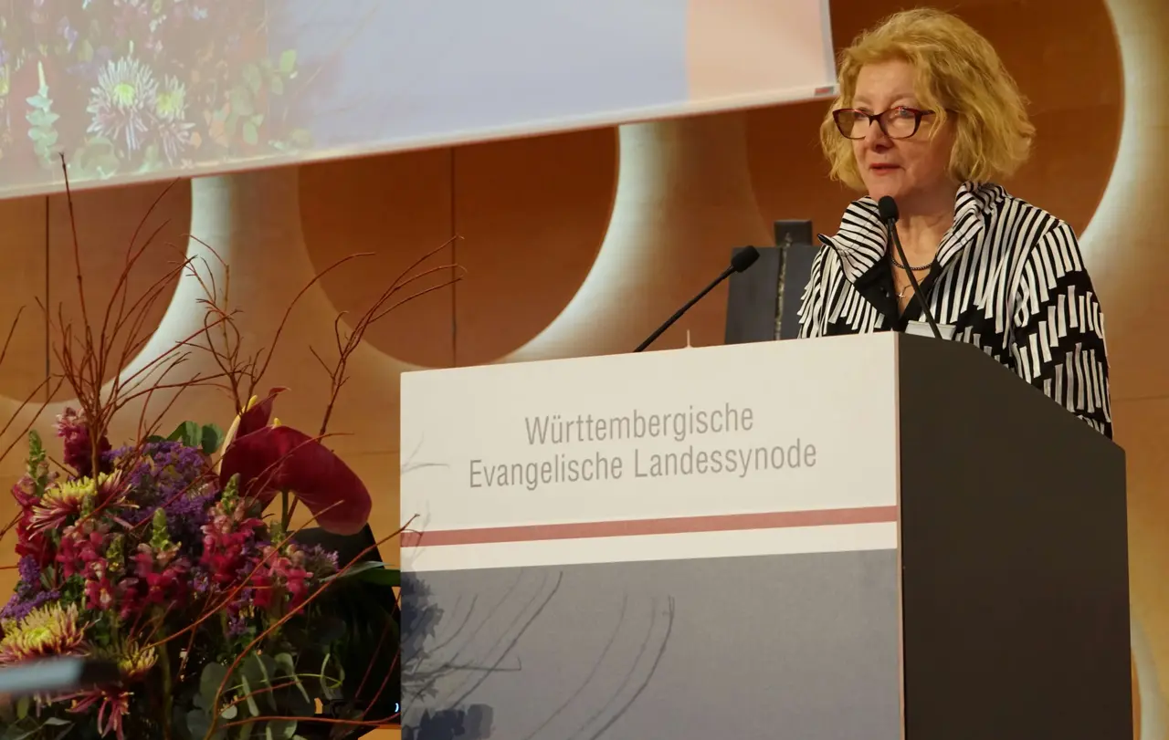 Bis zur Wahl des Synodenpräsidiums hat Alterspräsidentin Hannelore Jessen (OK) die Sitzungsleitung übernommen.