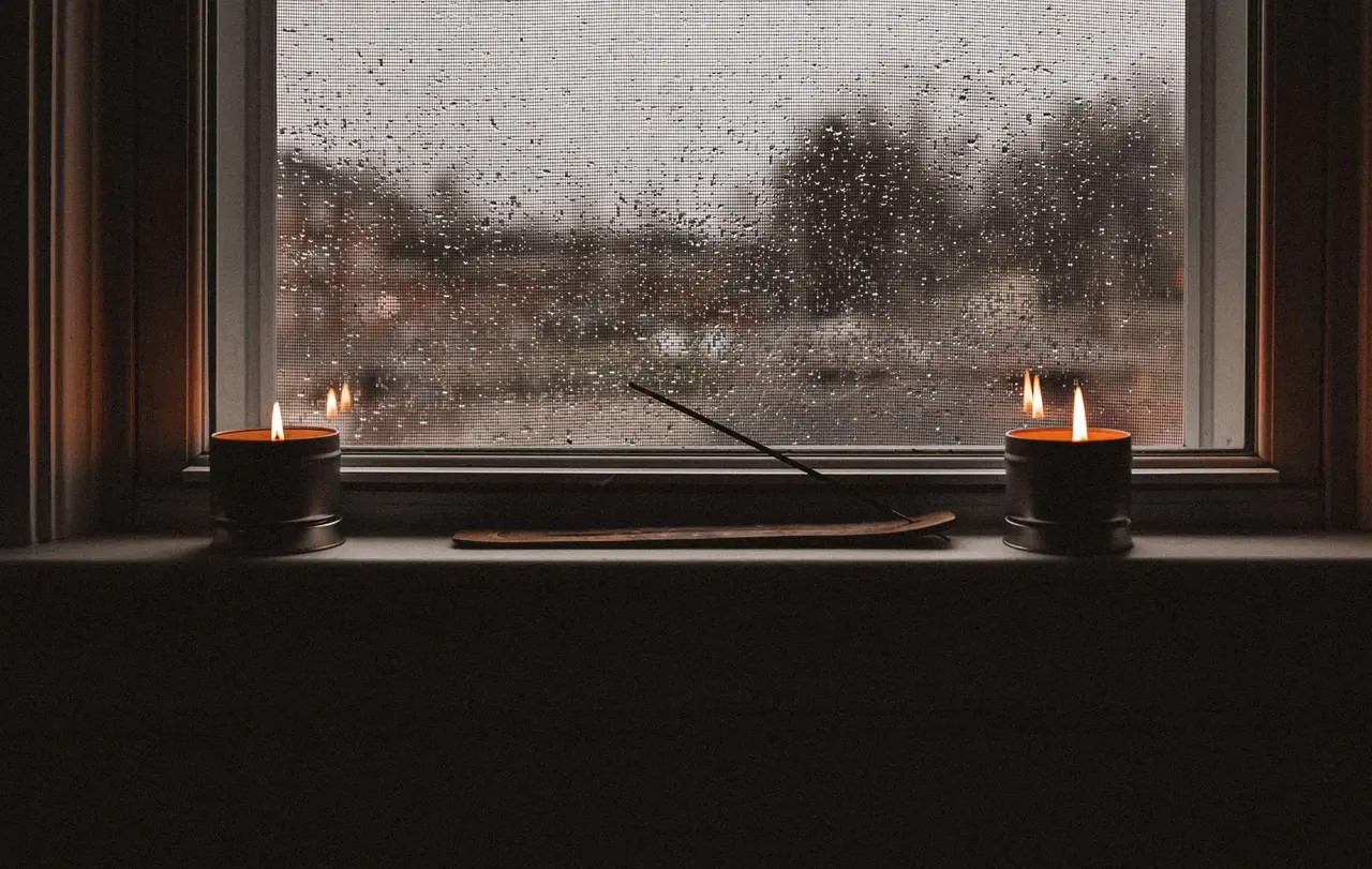 Jeden Freitag Abend ein Licht ins Fenster stellen - das ist die Idee der Aktion #lichtfenster.