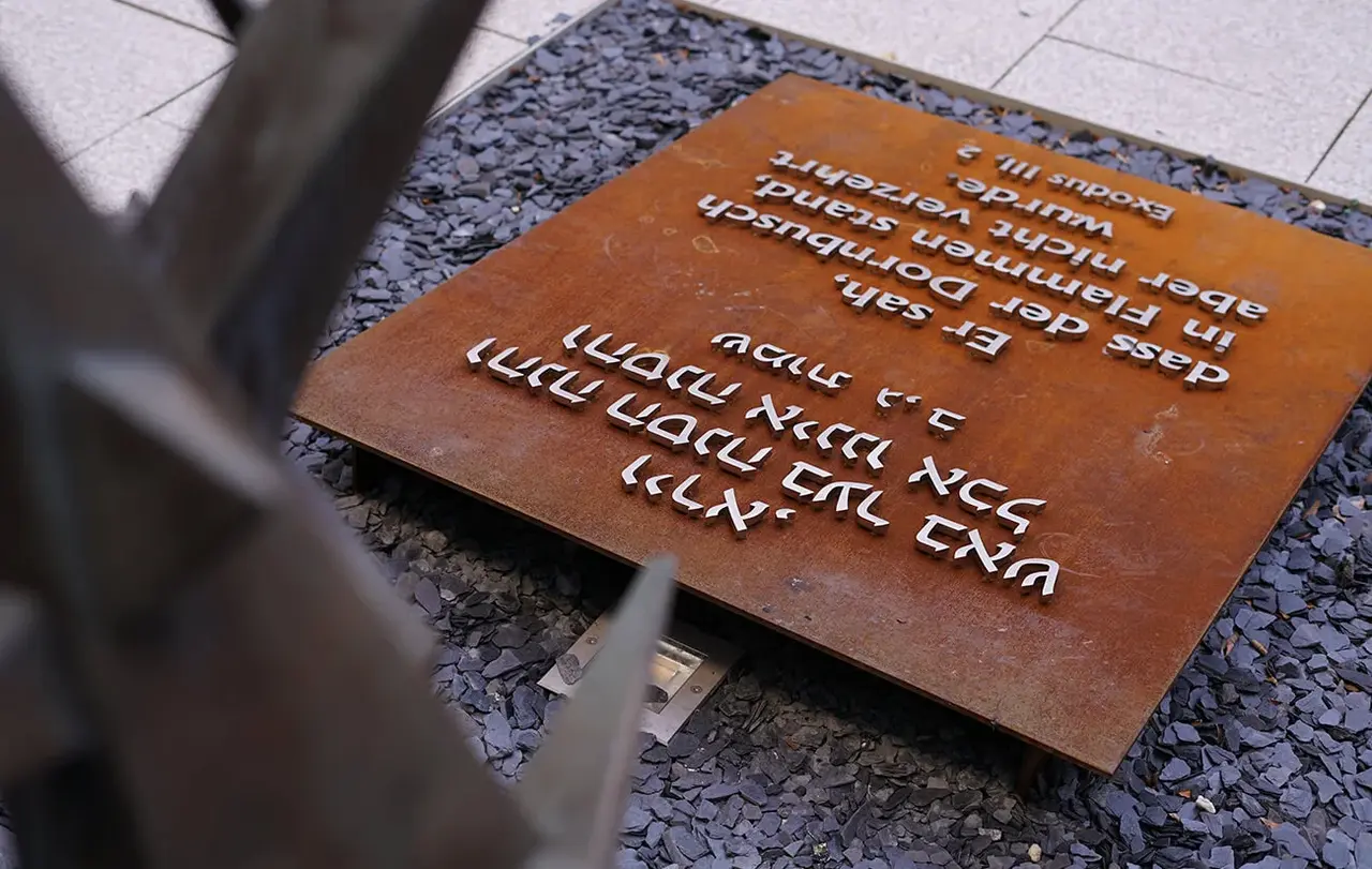 "Er sah, dass der Dornbusch in Flammen stand, aber nicht verzehrt wurde."