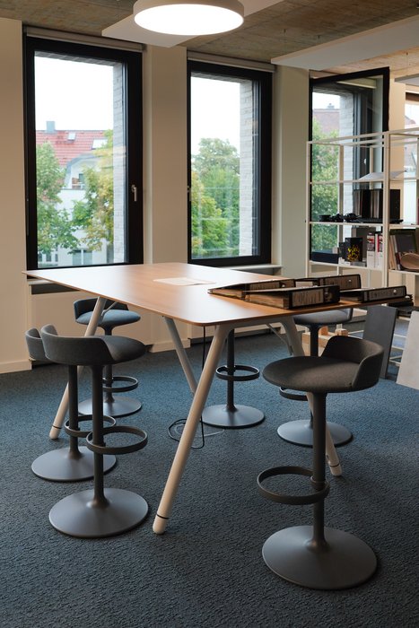 Arbeitsbereich im neuen Verwaltungsgebäude des Oberkirchenrats.