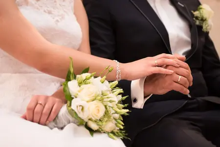 Kann man evangelisch kirchlich heiraten, wenn nur einer der Partner evangelisch ist? Was versprechen sich Menschen von einer kirchlichen Trauung? Pfarrer Dan Peter beantwortet häufige Fragen rund um eine kirchliche Hochzeit.