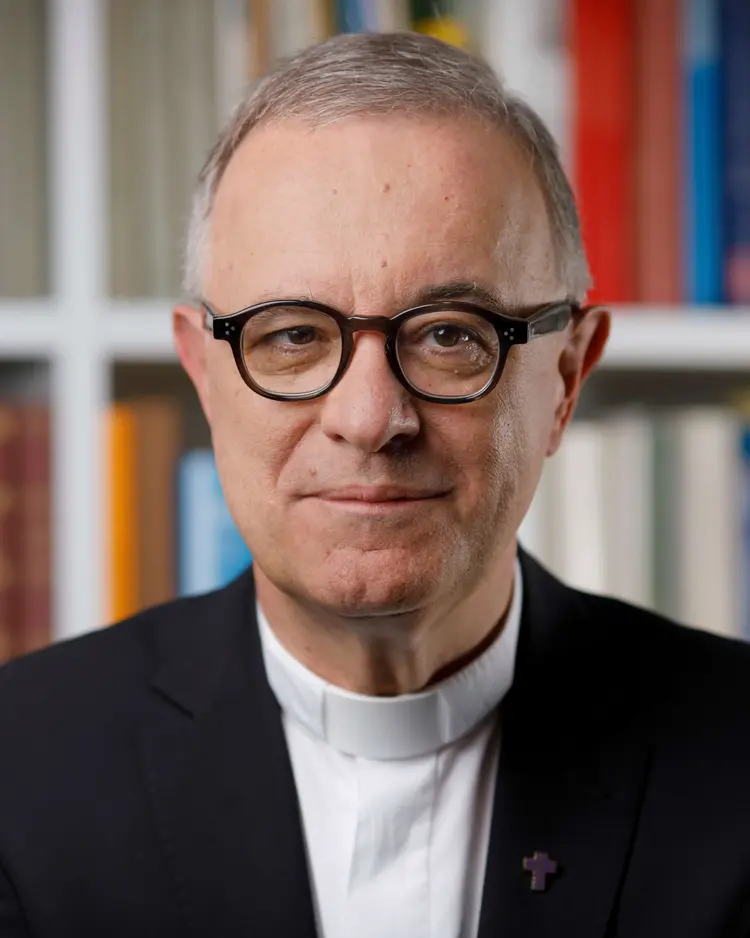 Landesbischof Frank Otfried July verurteilt den Brandanschlag auf die Synagoge in Ulm. Dank eines beherzten Zeugen konnte die Feuerwehr Schlimmeres verhindern.