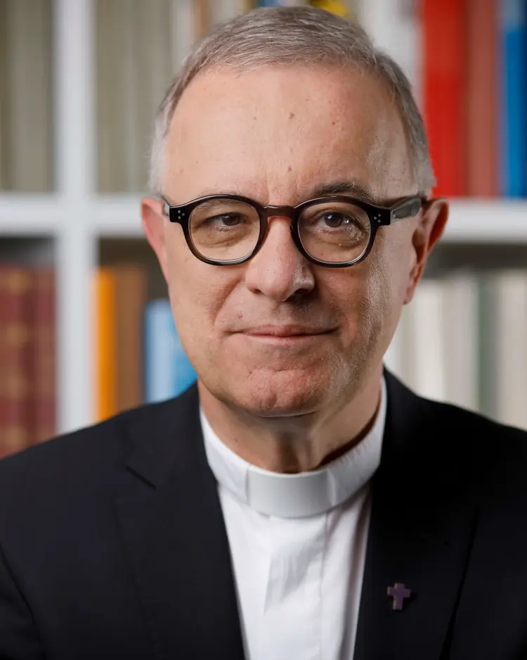 Landesbischof Frank Otfried July verurteilt den Brandanschlag auf die Synagoge in Ulm. Dank eines beherzten Zeugen konnte die Feuerwehr Schlimmeres verhindern.