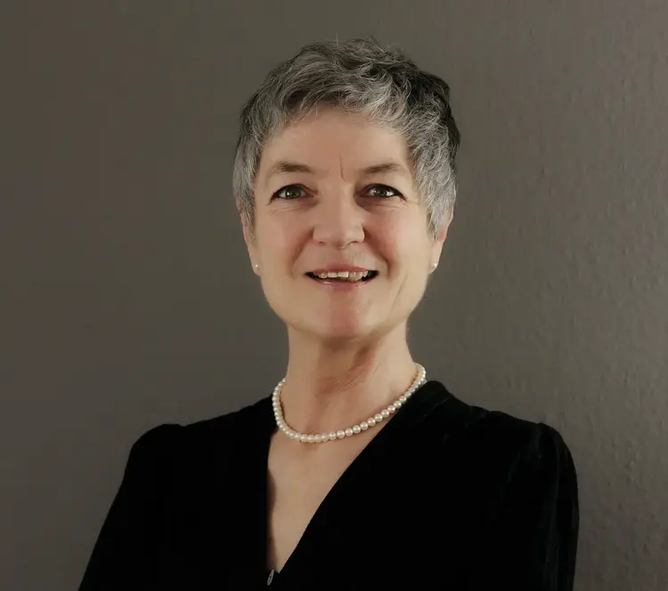 Oberkirchenrätin Carmen Rivuzumwami leitet Dezernat 2 „Kirche und Bildung“, das sich mit allen Fragen kirchlicher Bildung beschäftigt. Es umfasst die Referate "Religionsunterricht, Schule und Bildung", "Werke und Dienste" sowie "Diakonat".