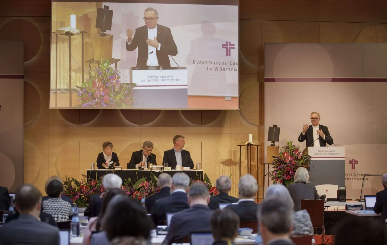 Landesbischof Dr. h. c. Frank Otfried July wird am Samstag die 16. Landessynode eröffnen. Unser Archivfoto zeigt die 15. Synode.