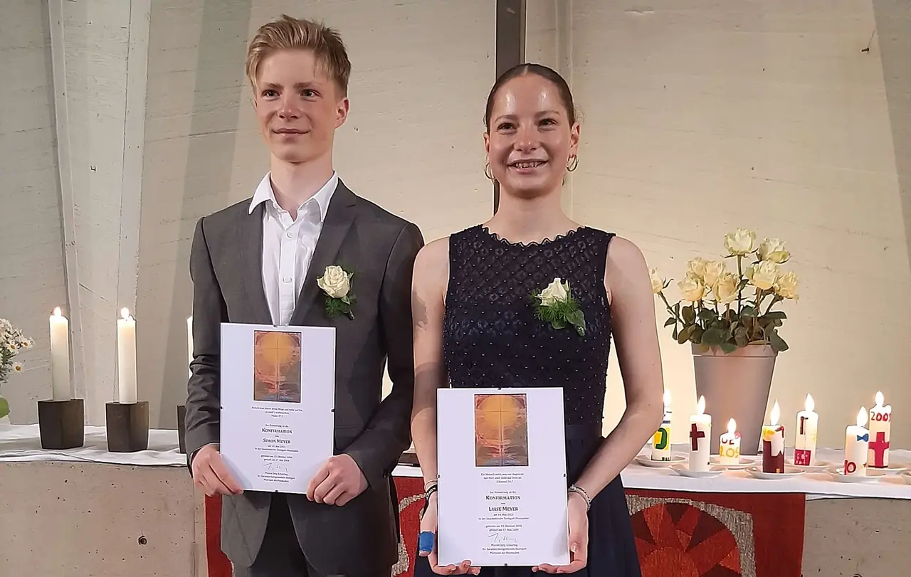 Die Konfis haben zu ihrer Konfirmation Konfirmationsurkunden erhalten. Auf dem Foto halten sie sie in der Hand.