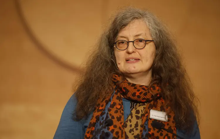 Dr. Antje Fetzer-Kapolnek