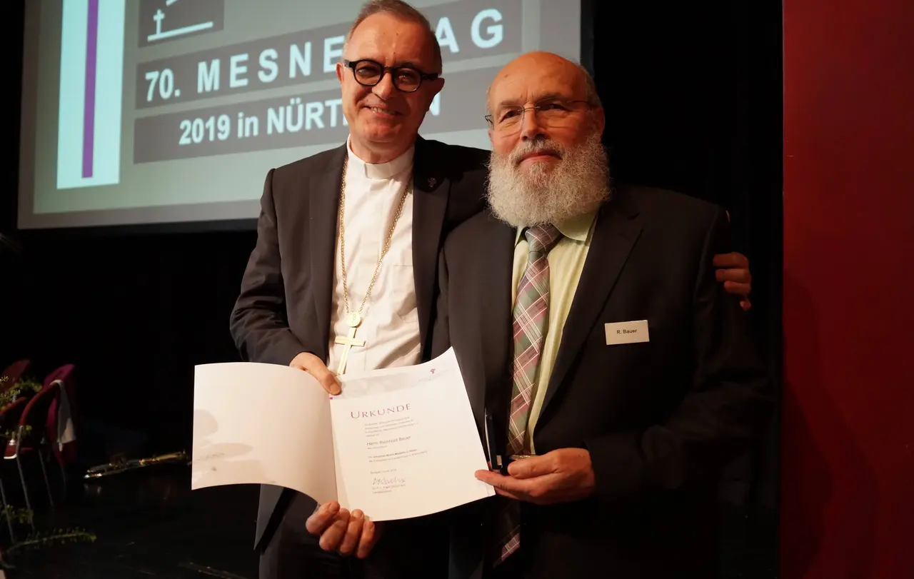 Reinhold Bauer (r.), seit Jahrzehnten ehrenamtlich für die evangelische Kirche tätig und bis zum 20. Mai auch Vorsitzender des Landes-Mesnerbundes, erhielt aus den Händen von Landesbischof Dr. h. c. Frank Otfried July die Brenz-Medaille in Silber.