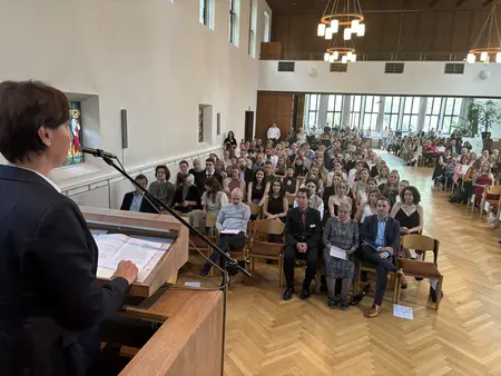 Prof. Dr. Andrea Dietzsch bei der Abschlussfeier 2025