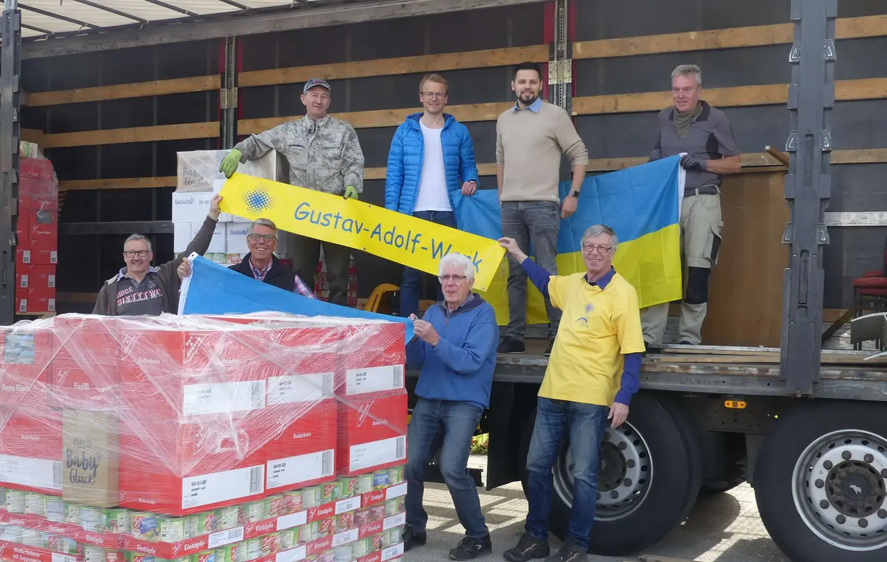 Zahlreiche Ehrenamtliche des Gustav-Adolf-Werks Württemberg helfen mit, die Hilfslieferungen zu verstauen.