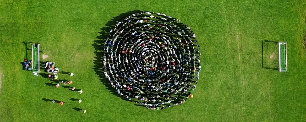 Gemeinschaft zählt bei kirchlichen Jugendfreizeiten. 2024 stellten 470 Jugendliche beim CLUBCAMP des Evangelischen Jugendwerks in Württemberg (EJW) den Weltrekord der größten „Zimtschnecken-Umarmung“ auf. (Archivbild) - Mehr Infos: Klick aufs Bild