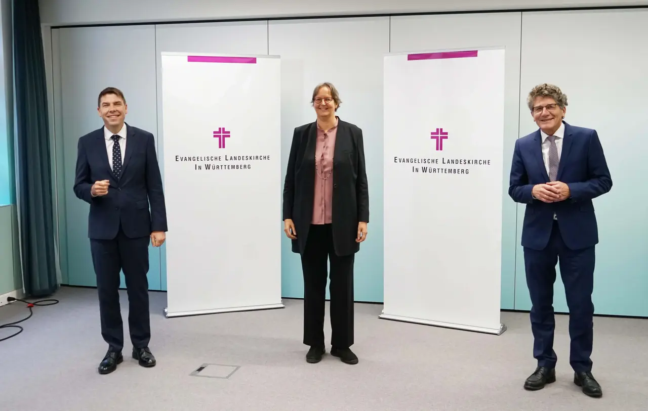 Die Kandidierenden für die Bischofswahl 2022, v.l.n.r. Gottfried Heinzmann, Dr. Viola Schrenk, Ernst-Wilhelm Gohl Im November wurden die drei Kandidierenden für die Wahl des Landesbischofs bzw. der Landesbischöfin 2022 vorgestellt.
