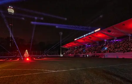 Schon beim ersten Stuttgarter Weihnachtssingen zog es viele Besucherinnen und Besucher ins Gazi-Stadion.