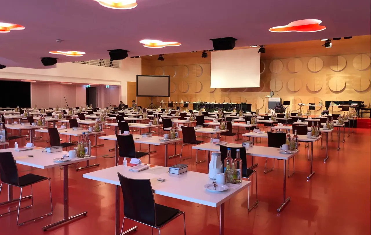 Die Sommersynode 2020 tagt hybrid. Der überwiegende Teil der Synodalen und anderer an der Synodentagung Beteiligten wird vor Ort im Hospitalhof sein, die übrigen sind per Videoschalte einbezogen.