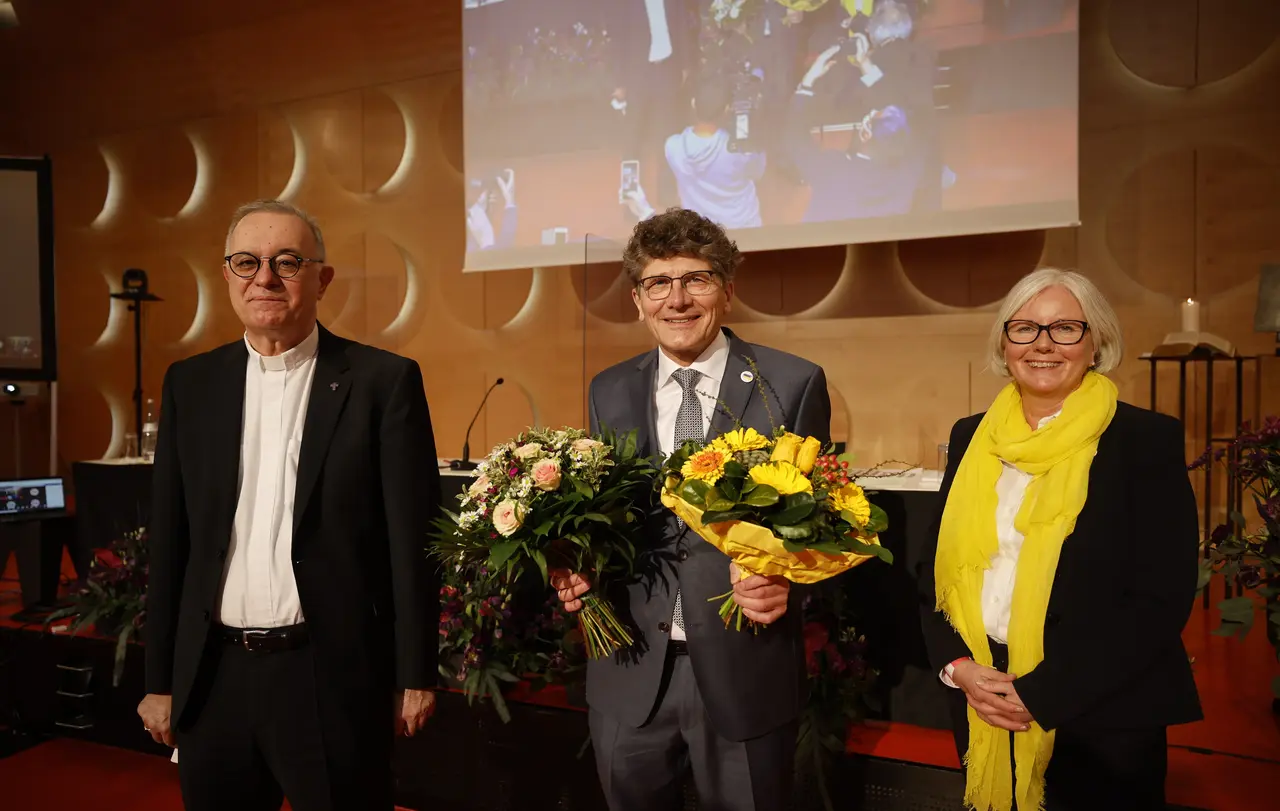 Landesbischof Dr. h. c. Frank Otfried July und Synodalpräsidentin Sabine Foth gratulieren Ernst-Wilhelm Gohl