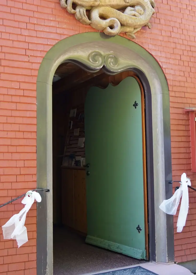 Spuren einer anderen Hochzeit: Die Eingangstür der Michaelskirche in Baiersbronn-Friedrichstal ist mit Schleifen geschmückt.