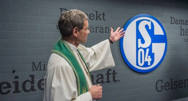Die Kapelle auf Schalke ist keine "Vereinskapelle", wo man zum Fußballgott betet, Fahnen auslegt und Kerzen entzündet für den Sieg.