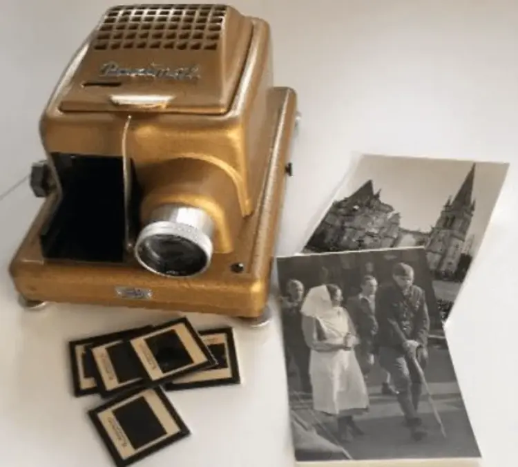 Diaprojektoren und in Alben zu klebende Fotos: Erinnerungen aus einer vergangenen Medien-Epoche.