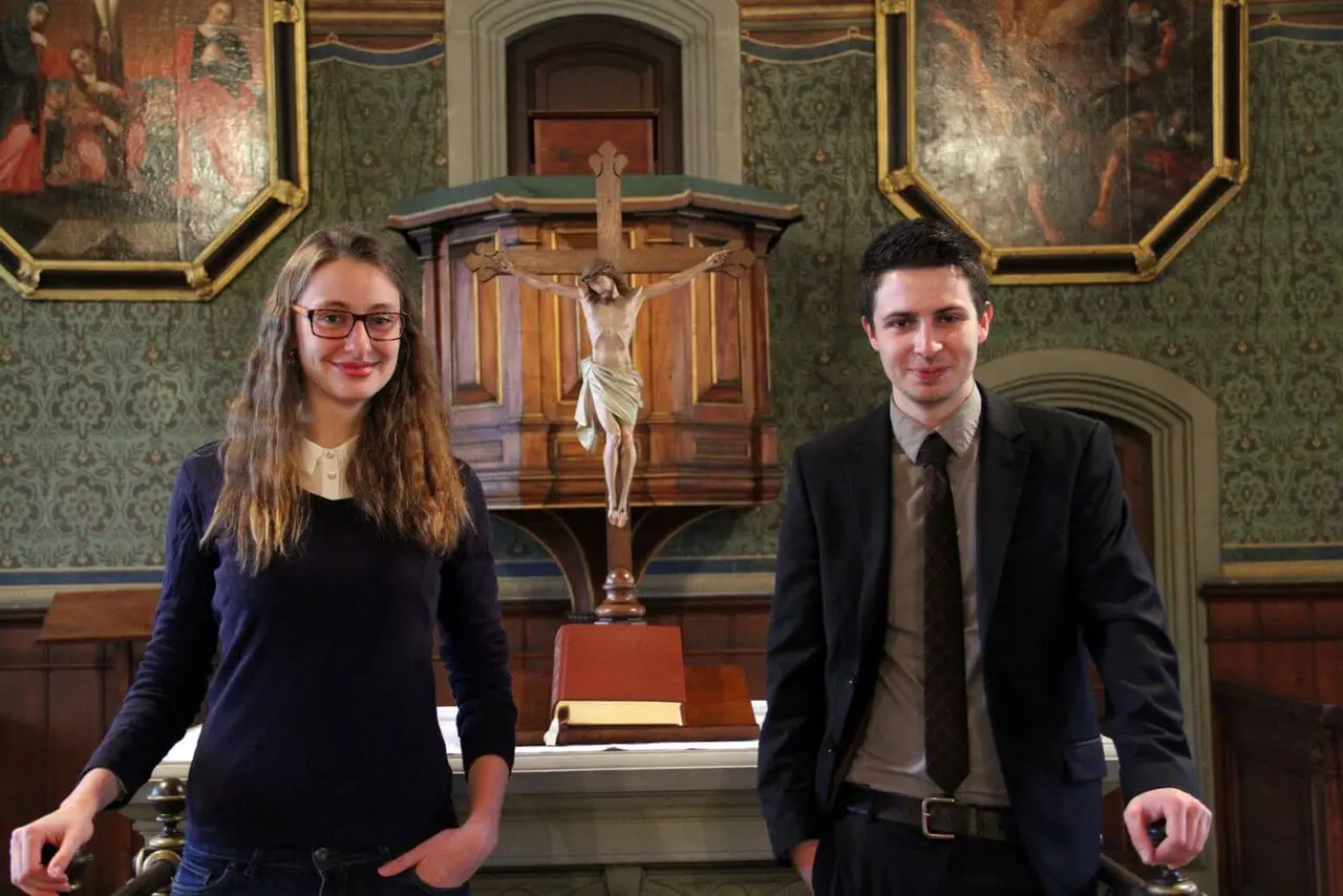 Die Stiftsstudierenden Elise Eckardt und Lorenz Kohl in der Schlosskapelle Hohentübingen.