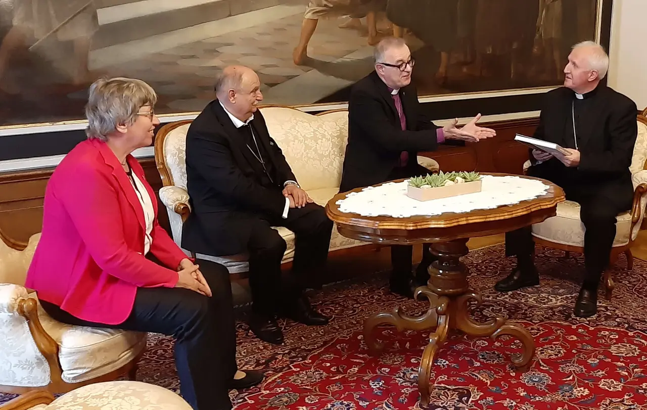 Im August gehörte Inge Schneider der württembergischen Delegation an, die in Ljubljana die Partnerschaft mit der Evangelischen Kirche Augsburgischen Bekenntnisses in Slowenien unterzeichnete. Das Foto zeigt sie bei einem Treffen neben Bischof Geza Filo von der Evangelischen Kitrche (AB) Sloweniens, dem württembergischen Landesbischof Dr. h. c. Frank Otfried July und dem römisch-katholischen Erzbischof Stanislav Zore (v.l.).